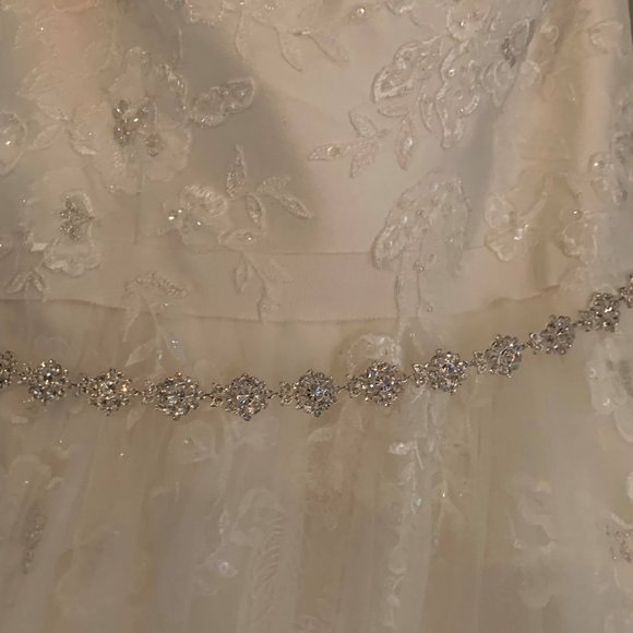 WEDDING DRESS, VIEL AND JEWELED BAND INCLUDED. - Picture 14 of 16